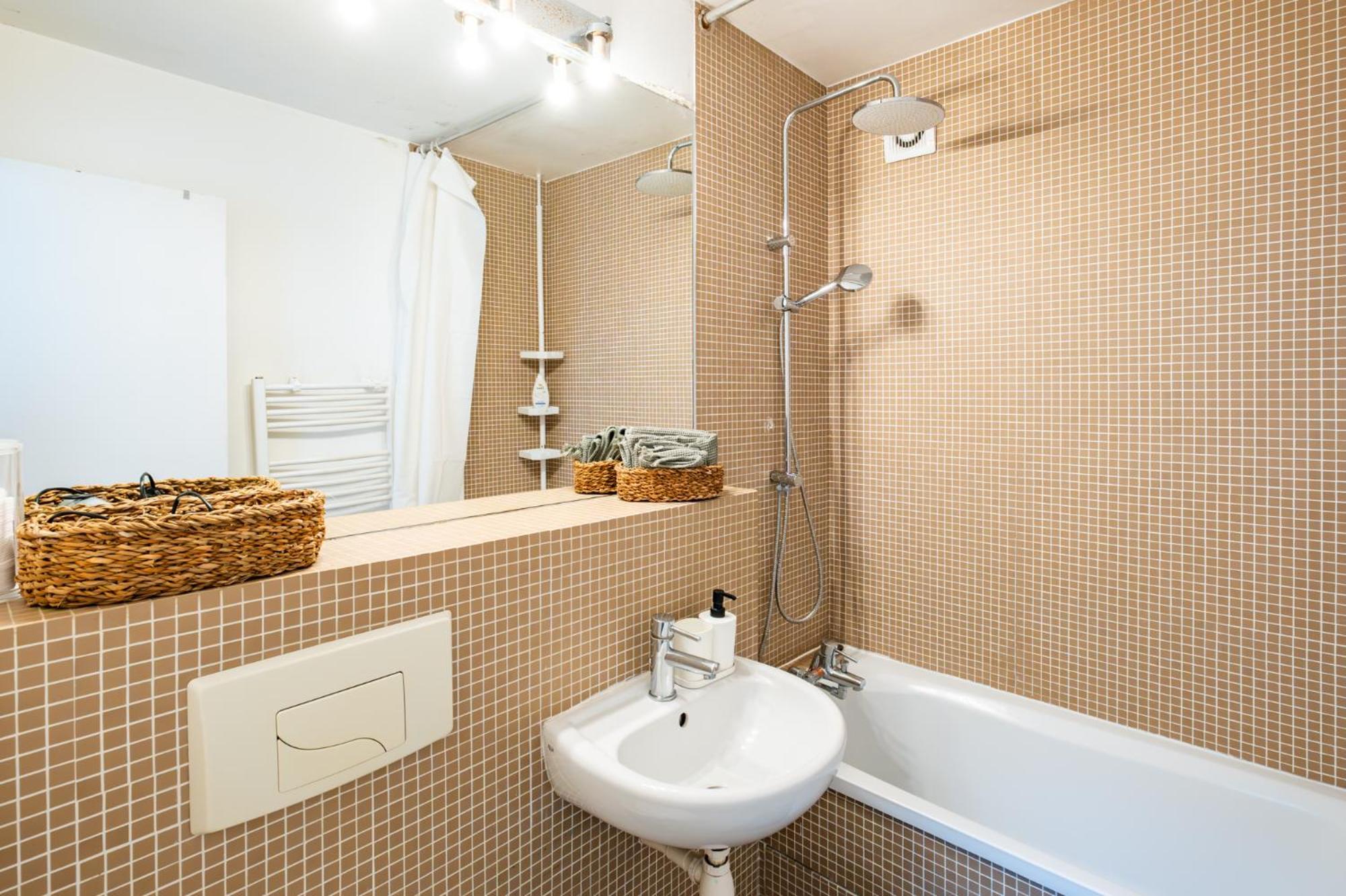 Charming Apartment In Heart Of Париж Екстериор снимка